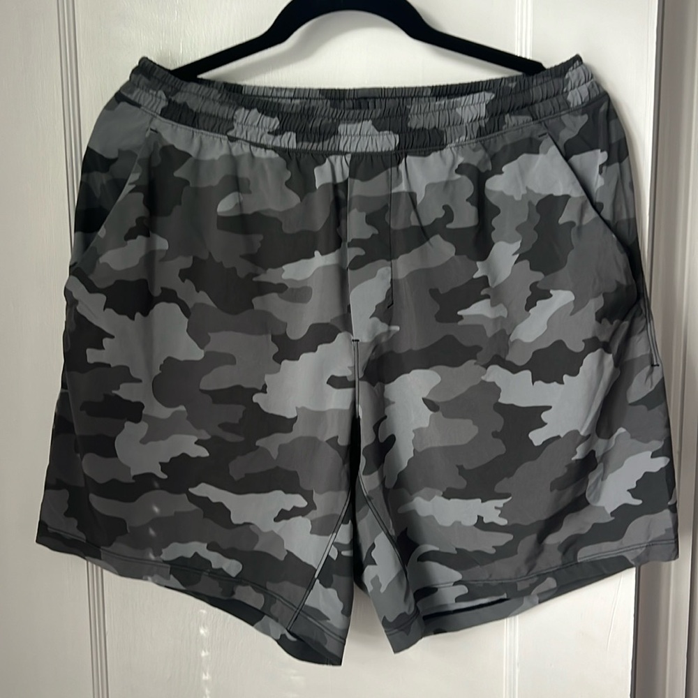 Lululemon Pacebreaker 5” shorts